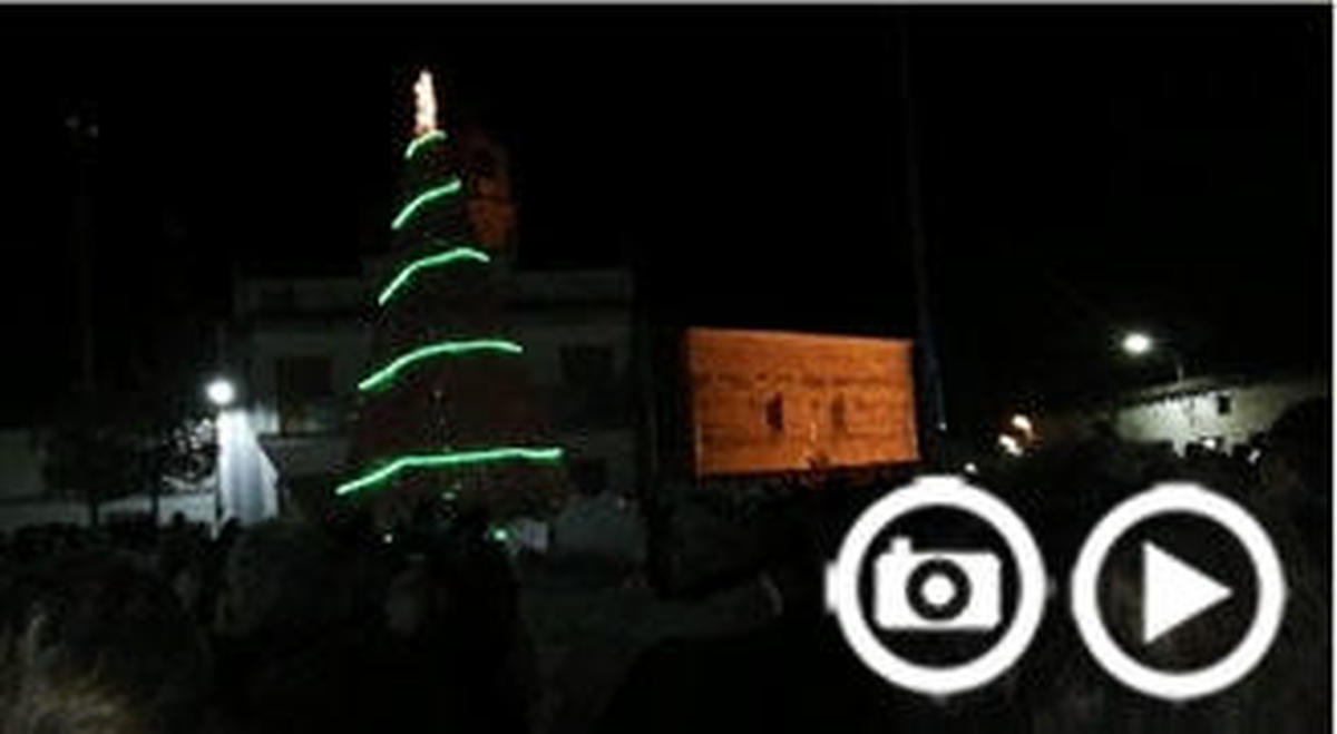 Emotivo encendido del árbol de Navidad en Villoruela