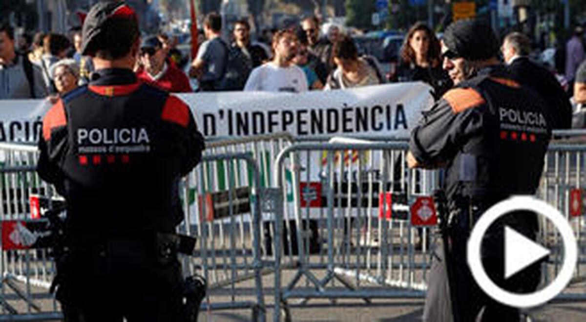 Los mejores momentos de la intervención policial de este viernes en Barcelona