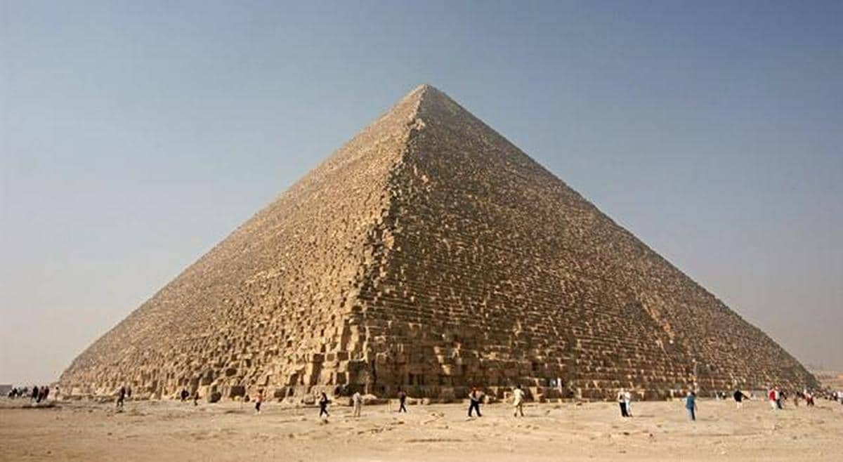 Al menos cuatro muertos y diez heridos tras la explosión de un bus turístico cerca de la Pirámide de Giza (Egipcio)