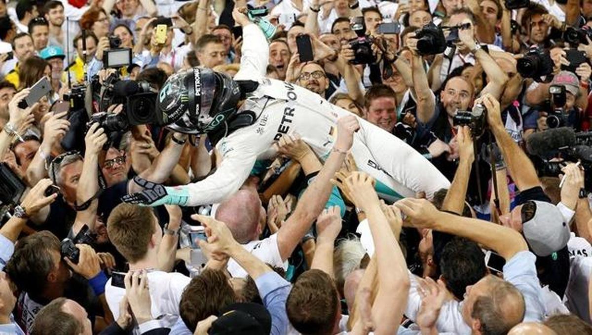 Rosberg resiste los ataques de Hamilton y se proclama campeón de la Fórmula 1