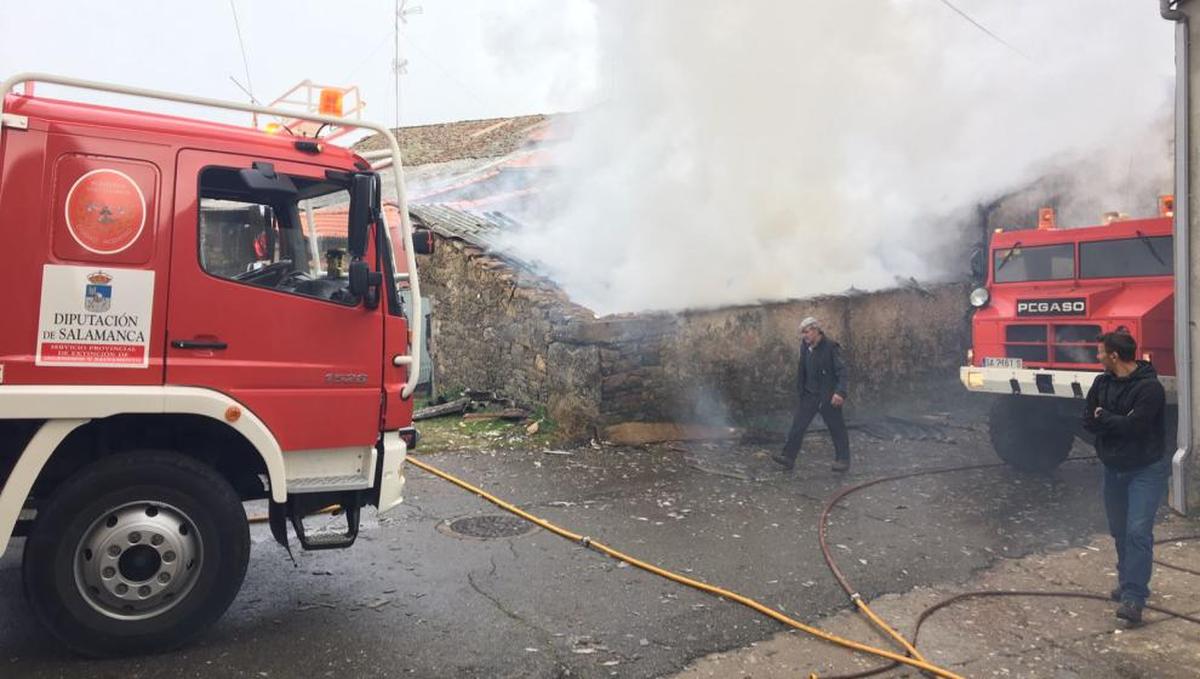 Alarma en Navasfrías tras declararse un incendio que ha calcinado el corral de una vivienda