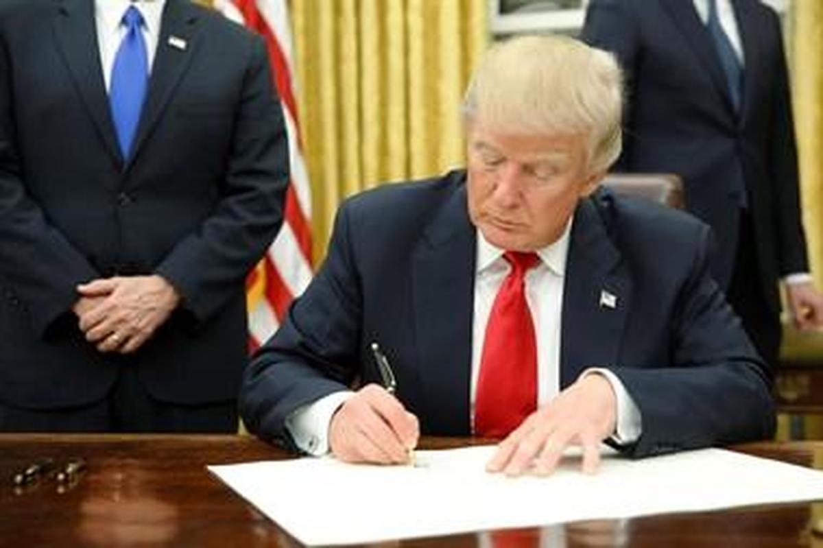 Trump firma la salida de Estados Unidos del Tratado Transpacífico