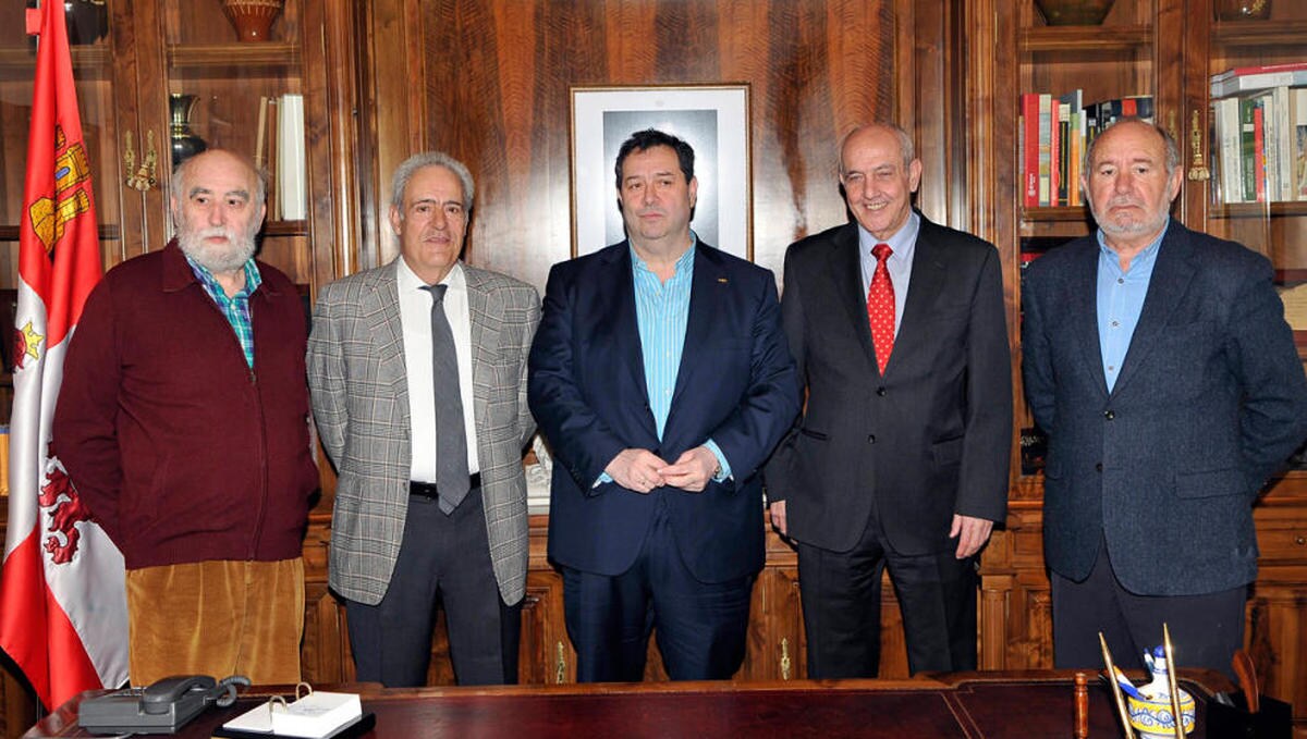 Benjamín Crespo pone en valor el papel de los expresidentes con un encuentro en la Cámara