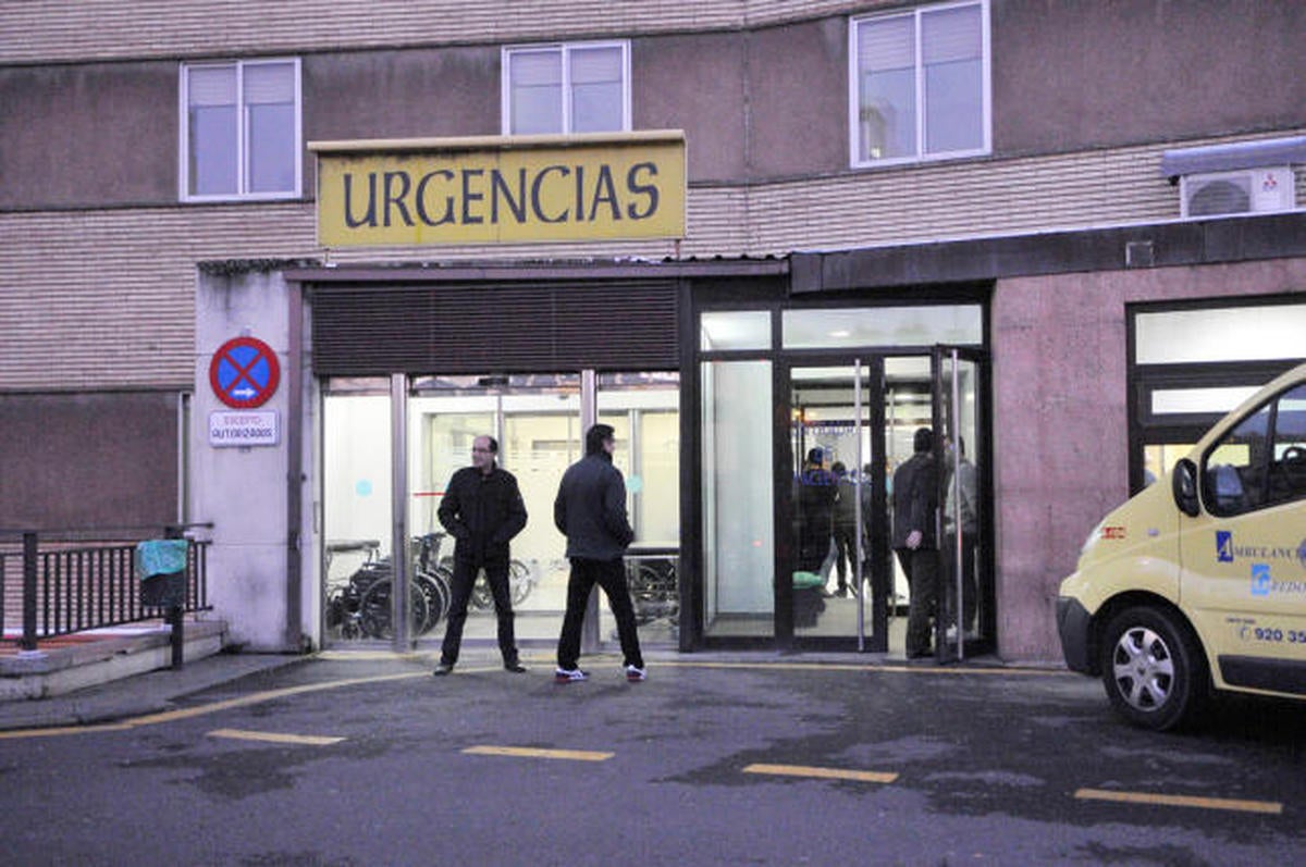 Ingresa inconsciente en Urgencias y al despertar amenaza a los médicos y rompe la puerta del Hospital