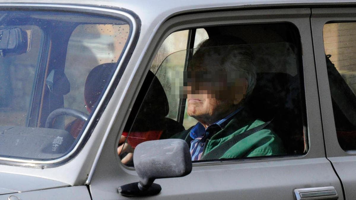 Tráfico restringe el uso del coche a conductores de más de 65 años
