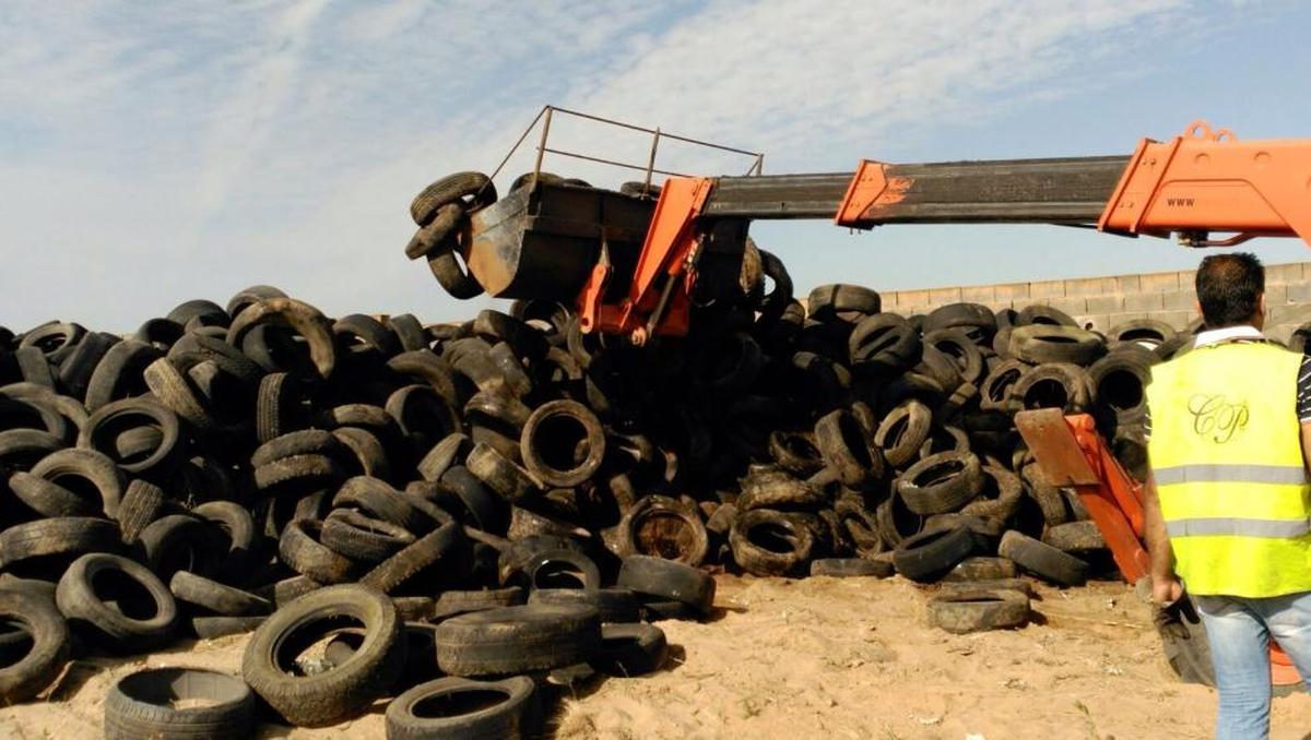 Comienza la retirada de los neumáticos del depósito ilegal de Castellanos de Villiquera