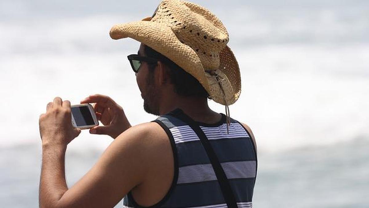 Usar el móvil bajo el sol podría provocar cáncer de piel