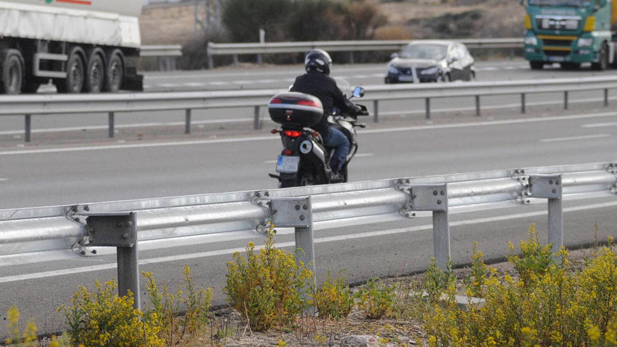 Fomento invertirá un millón para mejorar la protección de los motociclistas en autovías
