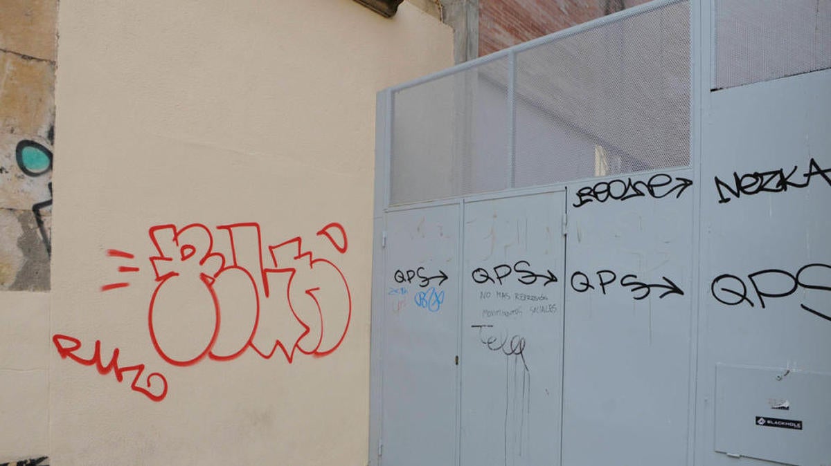 Multa de 3.000 euros a un grafitero por una pintada en la puerta del Conservatorio