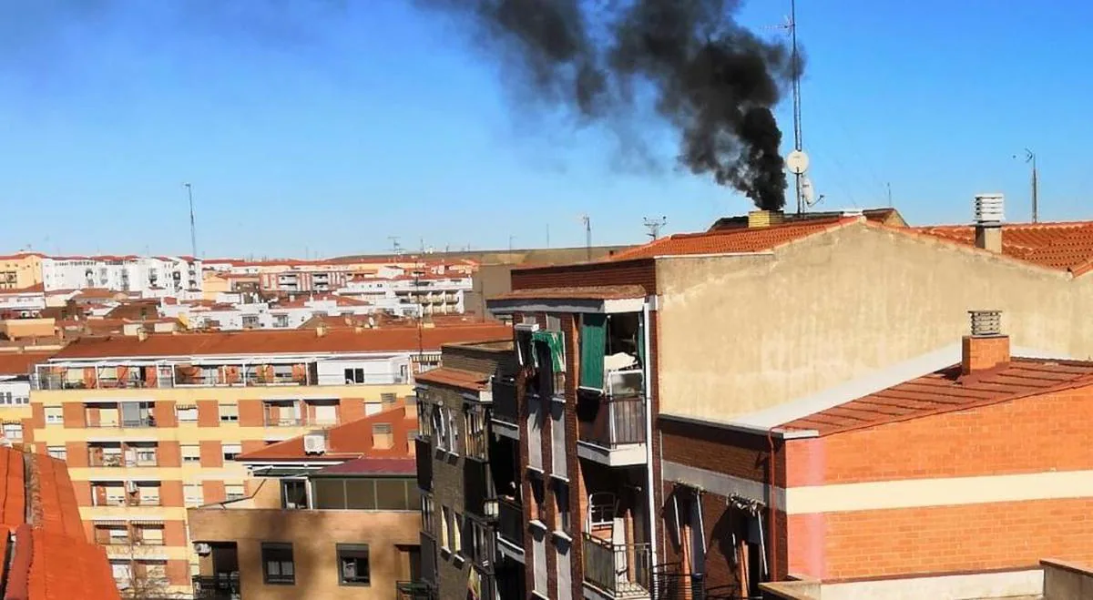 Susto en la calle Bolivia por el fuerte humo procedente de un bloque de edificios que ya había ardido en enero