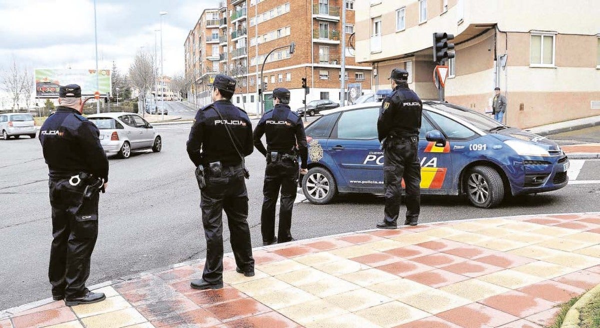 Revuelo en Pizarrales por una reclusa que dormía en el portal de un edificio