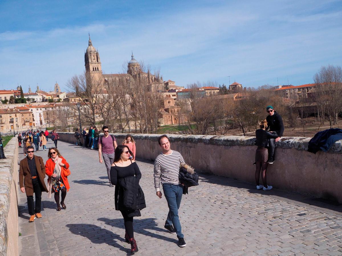 Paseantes por el Puente Romano.