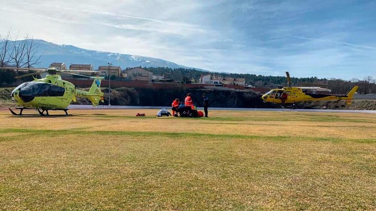 Helicóptero colaborando en el rescate de un accidentado.