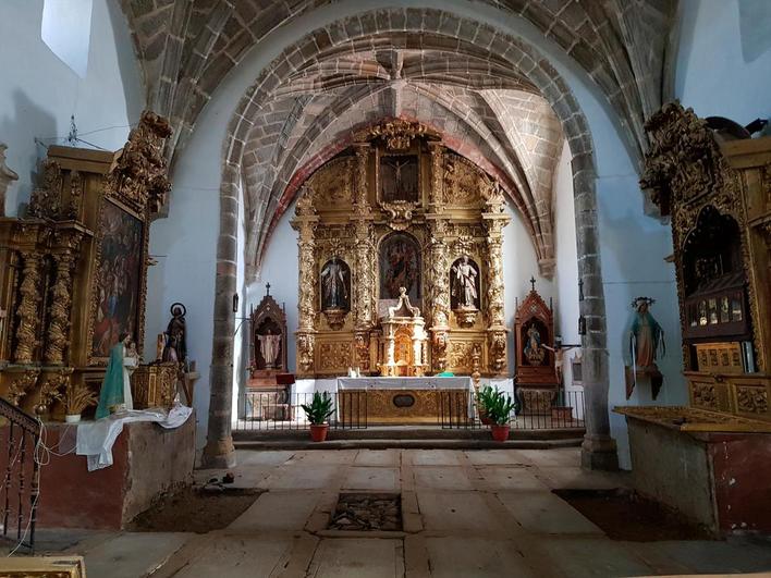 Imagen de las losas que quedarán descubiertas frente al altar mayor de la iglesia.