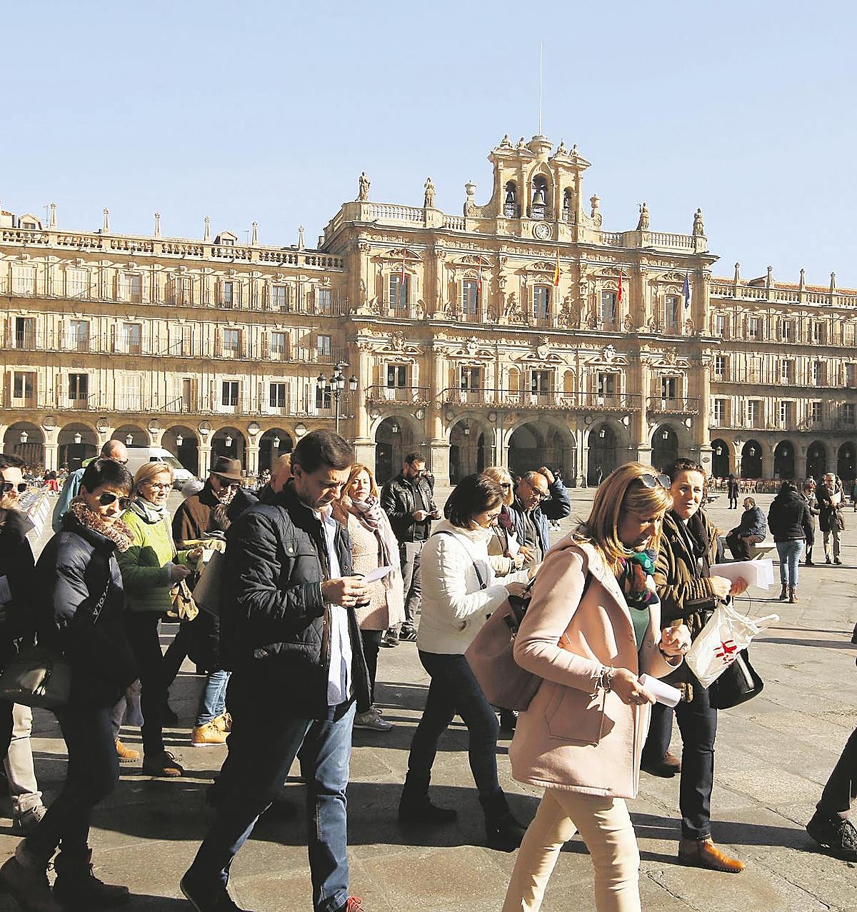 Turistas en el centro de Salamanca.
