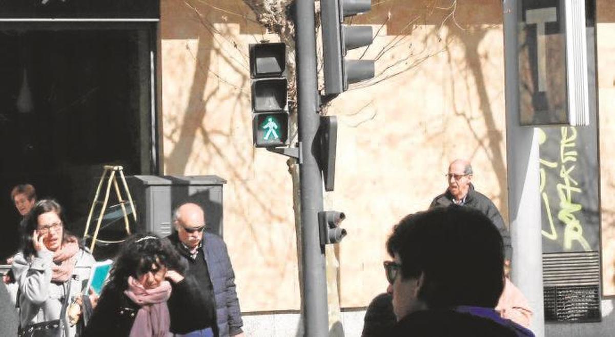 Semáforo de la avenida de Portugal a la altura de la iglesia de María Auxiliadora , uno de los que más dura.