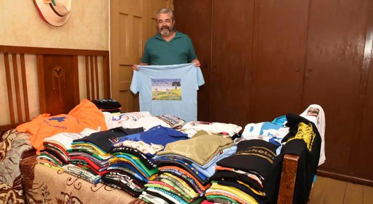José Pinto junto a su colección de camisetas.