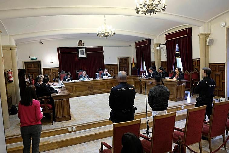 El acusado, C.D.F.P., custodiado por la Policía Nacional en el juicio que ha acogido la Audiencia Provincial de Salamanca.