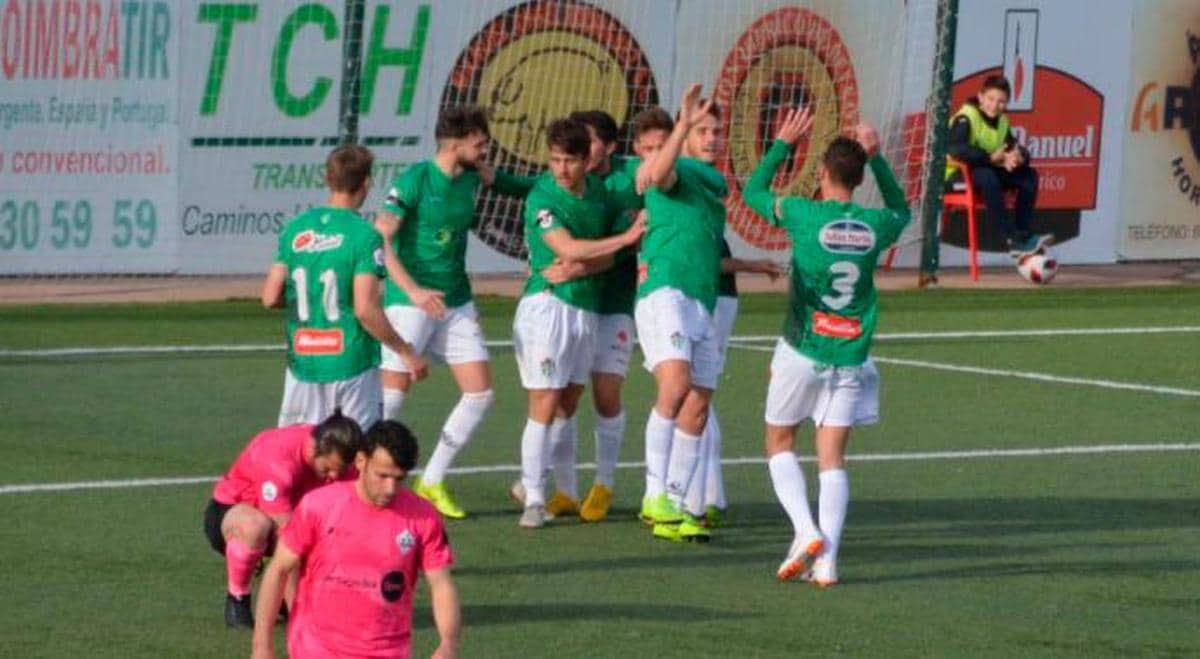 Los jugadores del Guijuelo celebran el primer tanto.