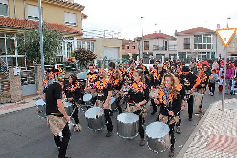El desfile arrancó a ritmo de batukada para recorrer las calles de Cabrerizos