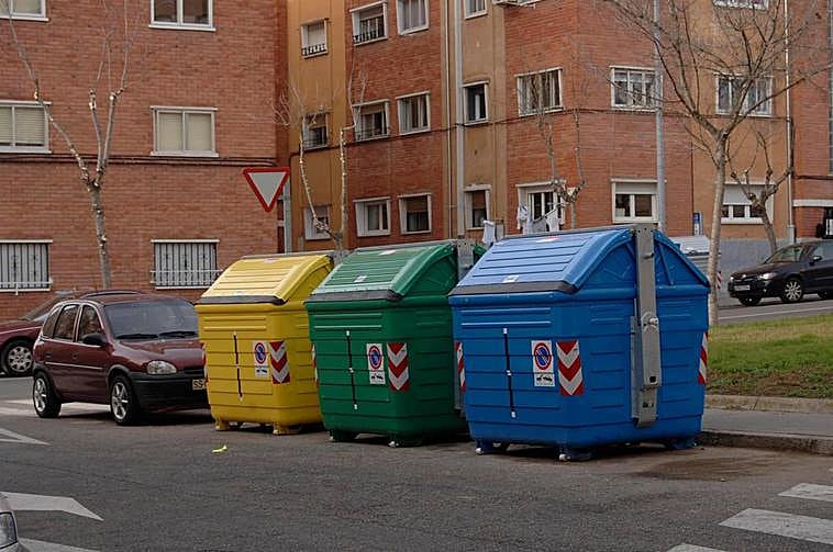 Contenedores de reciclaje.