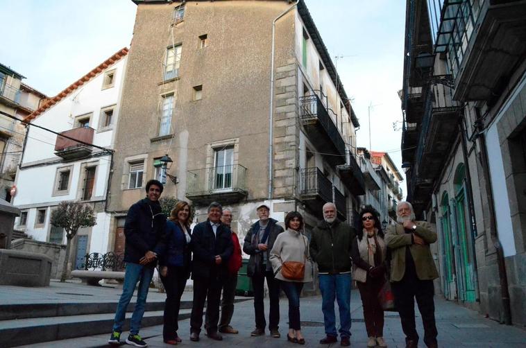 Concejales y artistas, ayer mostrando la futura casa del artista.