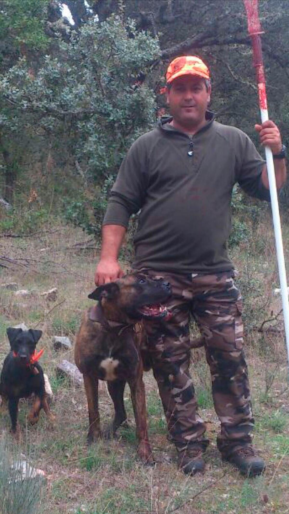 Pedro González, con su lanza y sus perros.