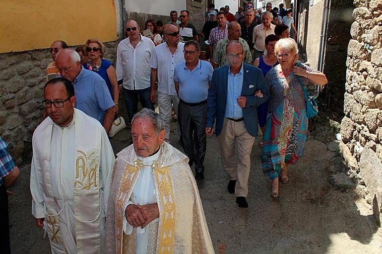 El sacerdote Pedro Calama sigue dando misa a sus 90 años en El Cerro.