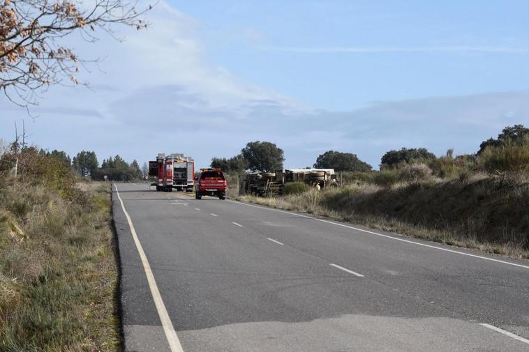 Vuelca un camión cargado de gasoil en Aldea del Obispo