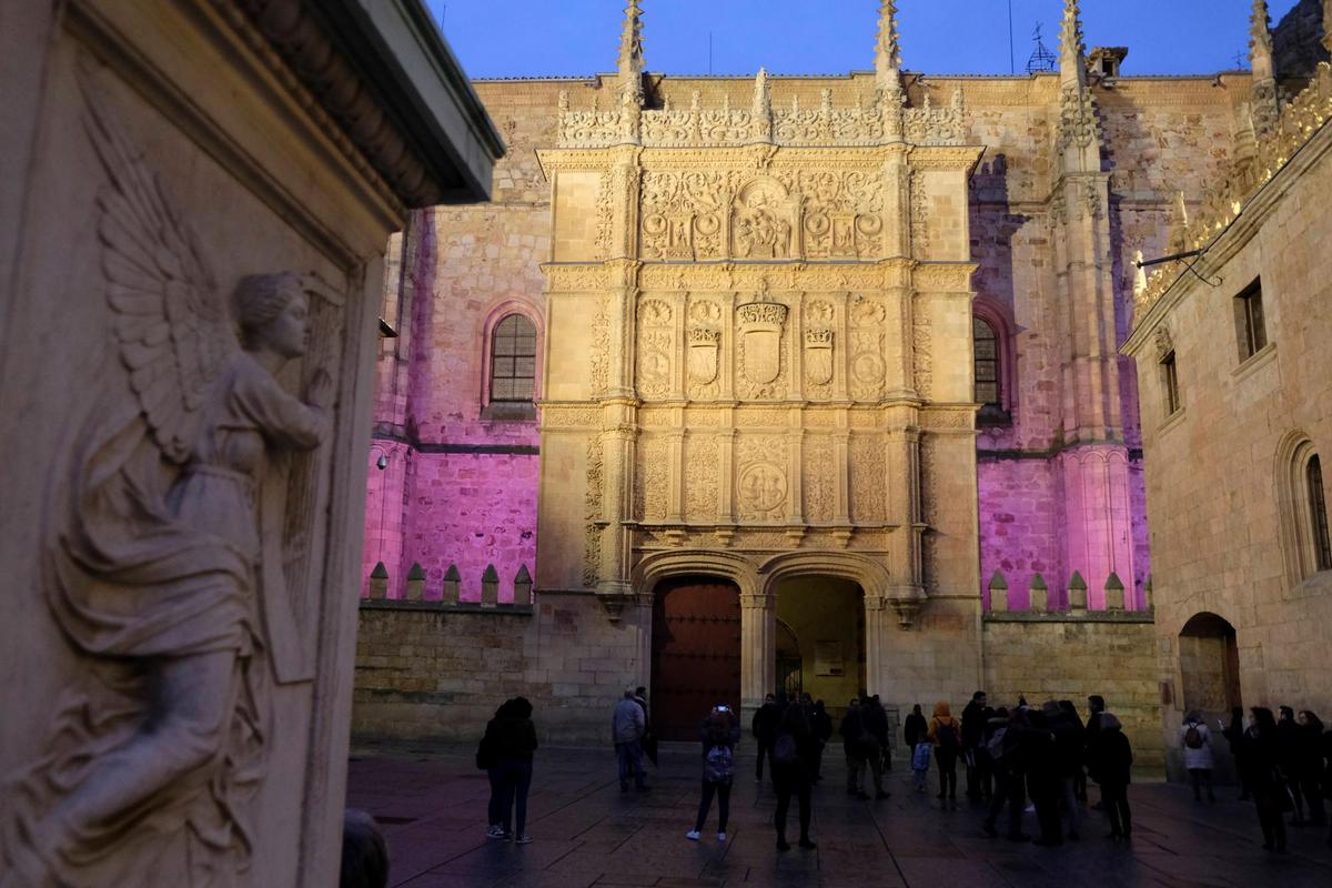 La fachada de la Universidad de Salamanca se tiñó de morado.
