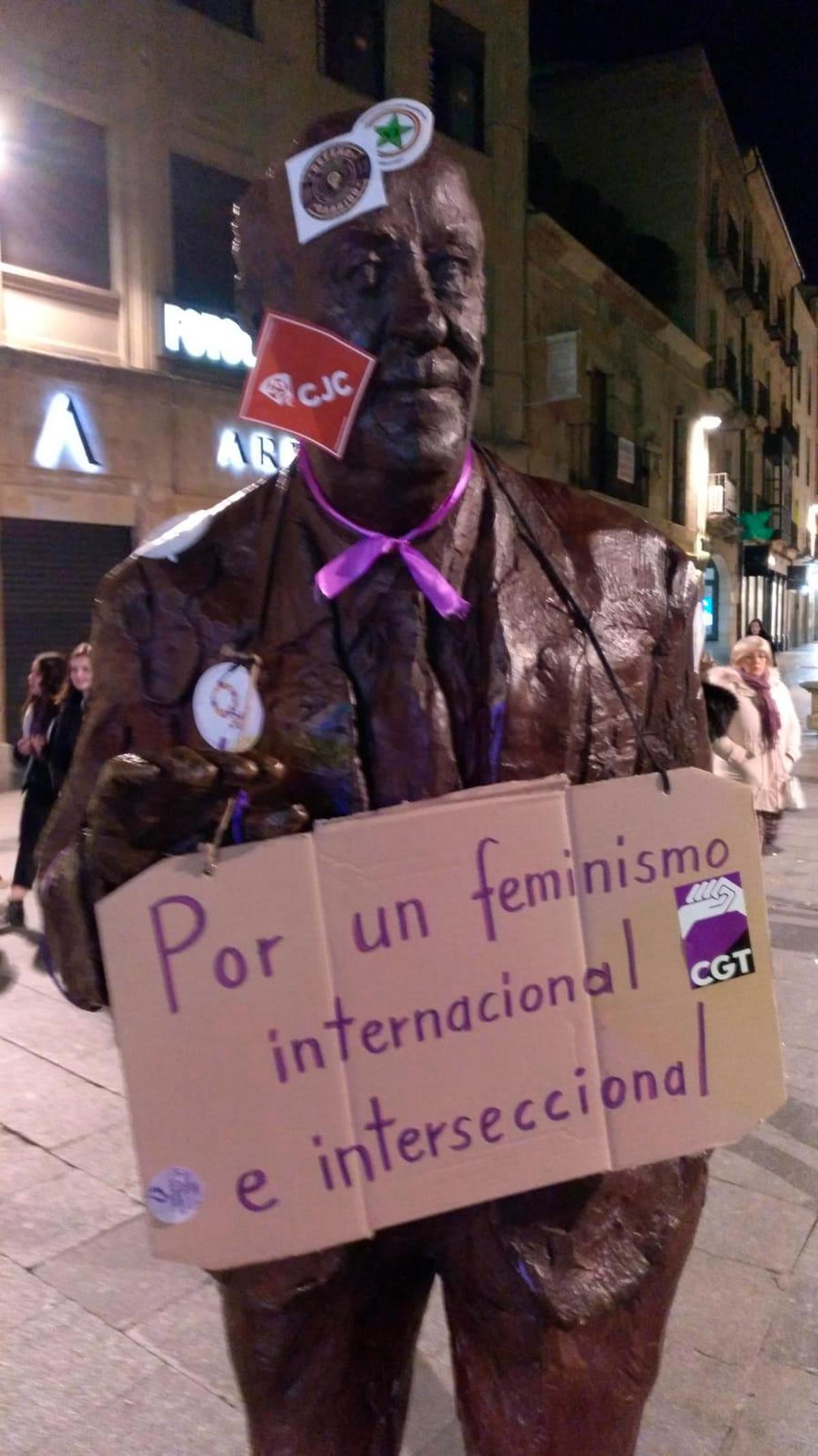 La Plaza Mayor repleta de personas en la manifestación feminista | CUESTA