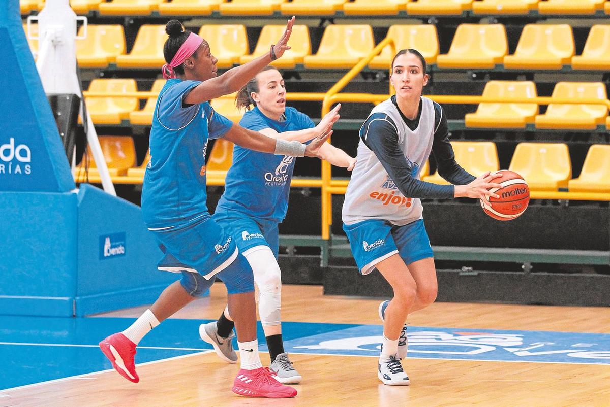 Givens y Asurmendi persiguen a Belén Arrojo durante una sesión de entrenamiento.