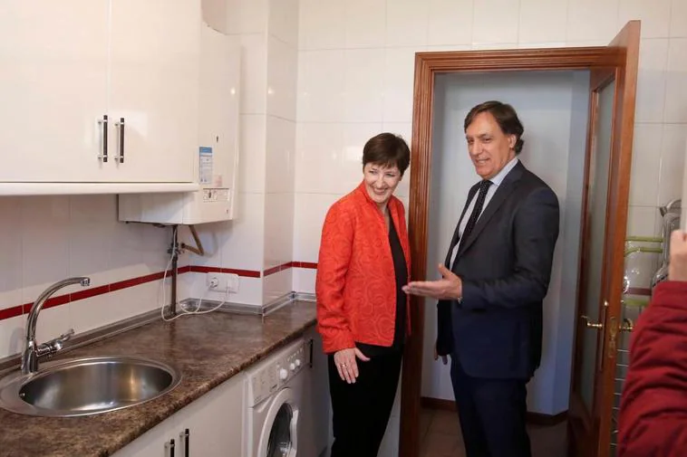 Ascensión Hernández presidenta de Ascol, junto al alcalde de la ciudad, Carlos García Carbayo, observan la cocina del nuevo piso para los pacientes.