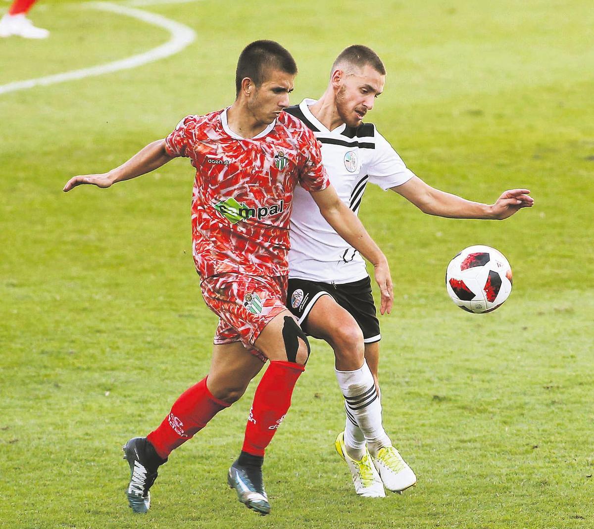 Molina y Fuster pugnan por un balón en el Salamanca - Guijuelo de la primera vuelta en el Helmántico.