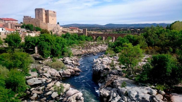 Castillo de Puente del Congosto y puente sobre el río Tormes.