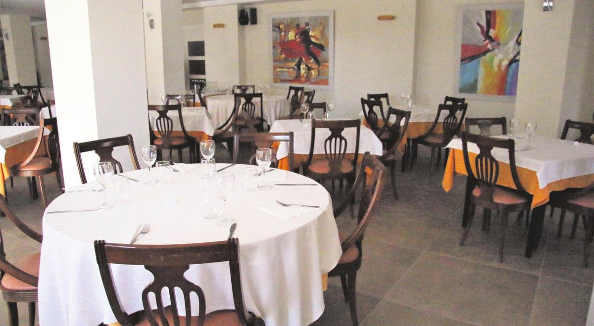 El salón principal del Hostal Restaurante Carolina cuenta con luz natural y ha sido totalmente renovado hace pocos meses.