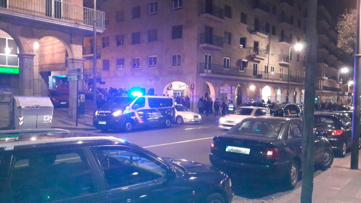 Coches de la policía en la Gran Vía.