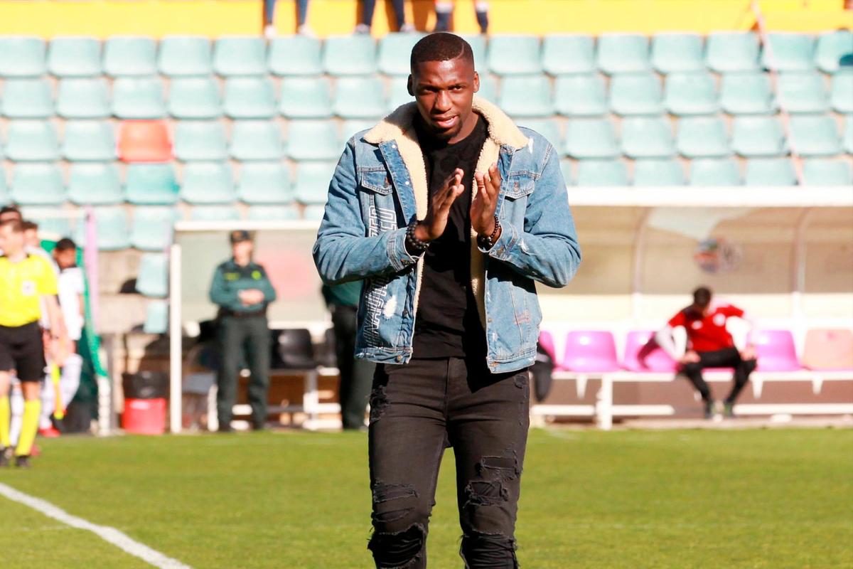 Bijimine atravesando el césped del estadio Helmántico el pasado domingo.