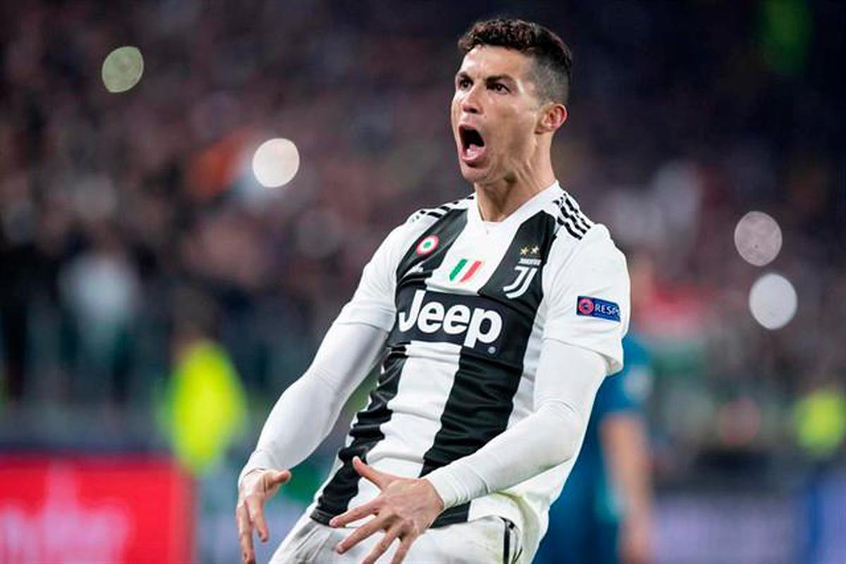 Cristiano Ronaldo, se dirige a los seguidores del Atlético de Madrid haciendo el gesto que ha sancionado la UEFA.