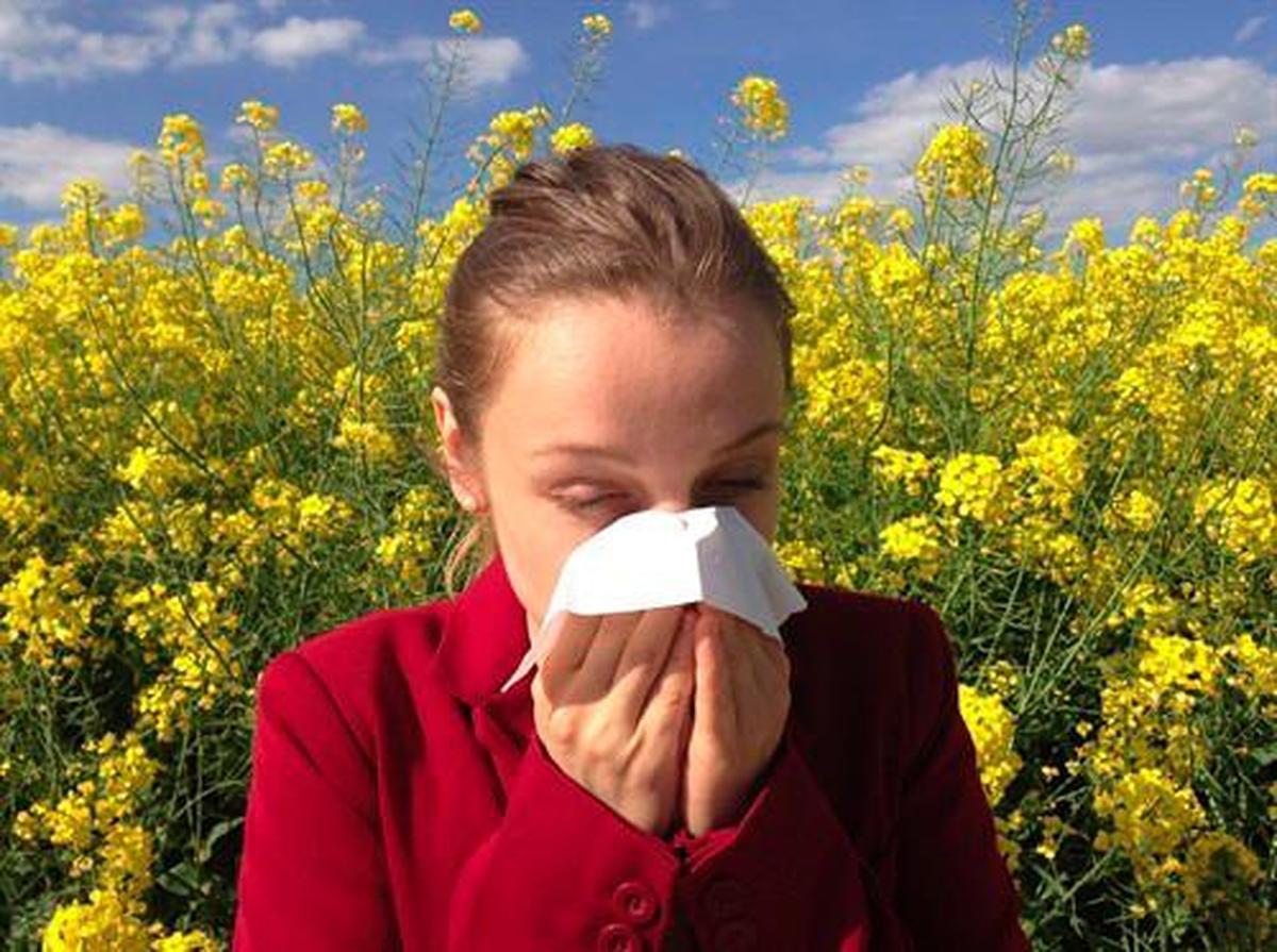 Una mujer afectada por su alergia al polen