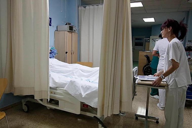 Personal de Enfermería prepara en el área de CMA a los pacientes que van a ser intervenidos en el Hospital Clínico.