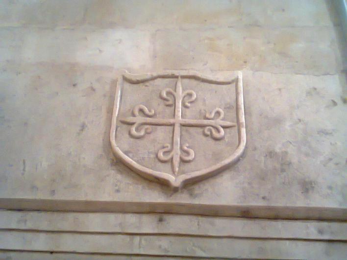 Escudo de la Orden de Alcántara en la iglesia de Rollán (Salamanca)