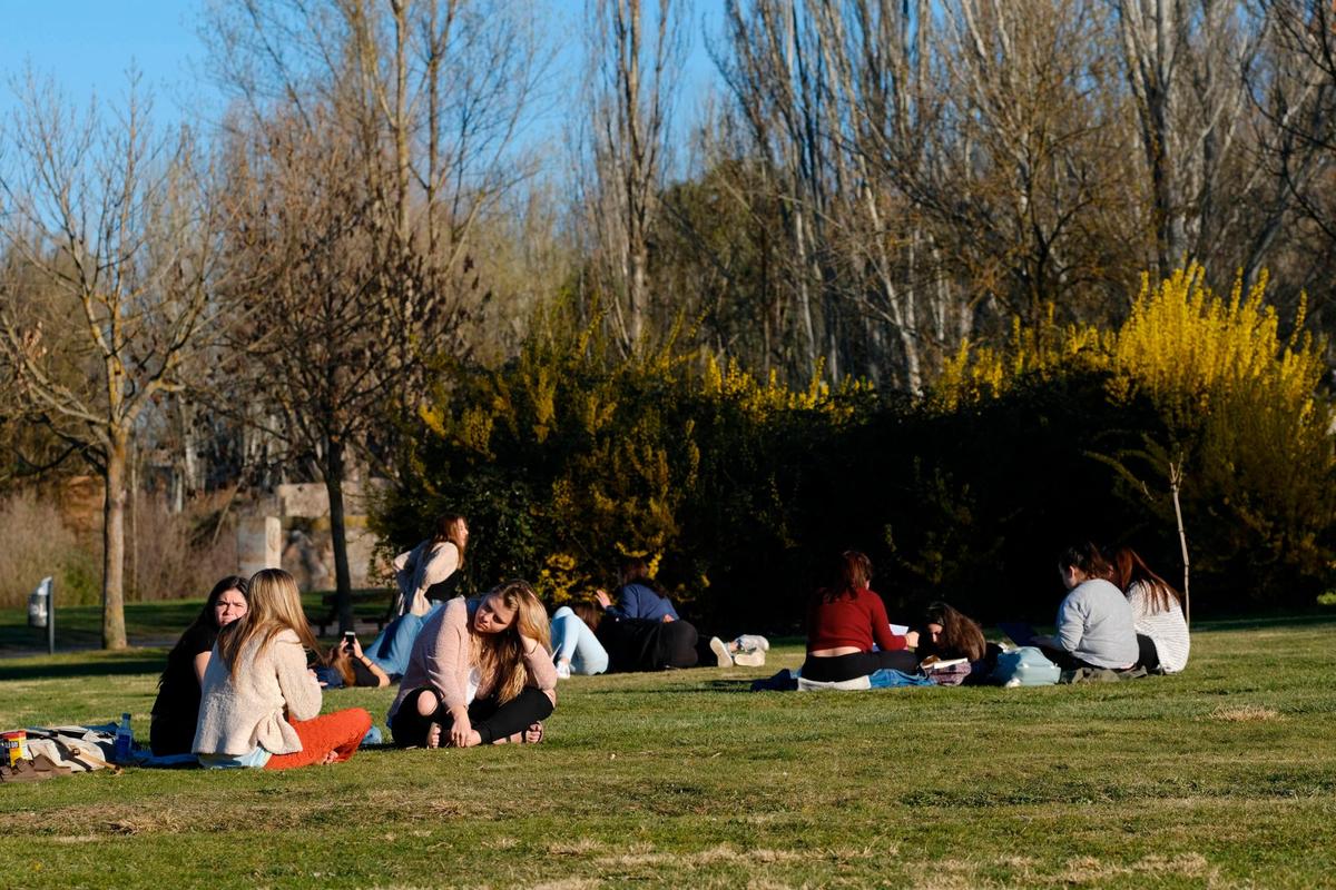 Varias personas disfrutando del buen tiempo junto al Tormes.