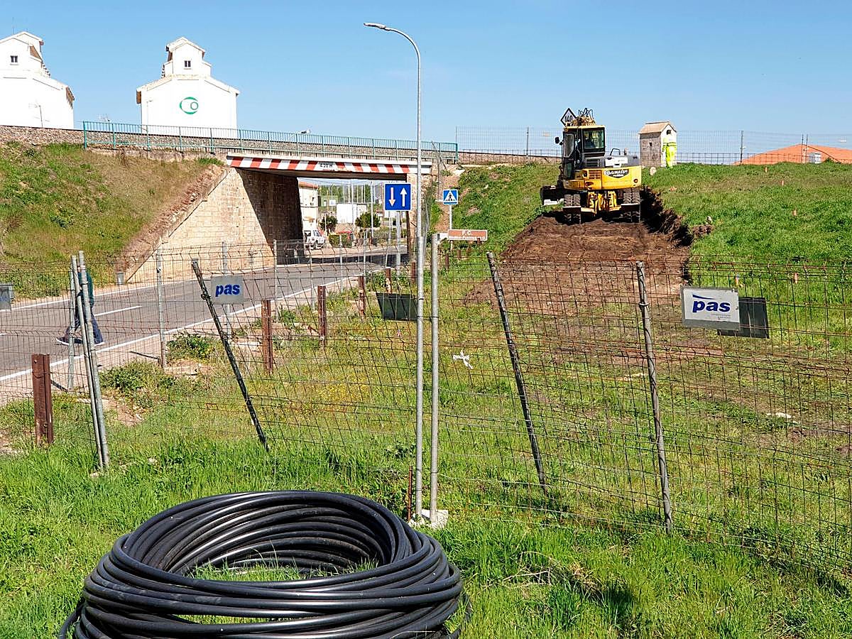Maquinaria pesada trabajando en el nuevo paso bajo la vía.
