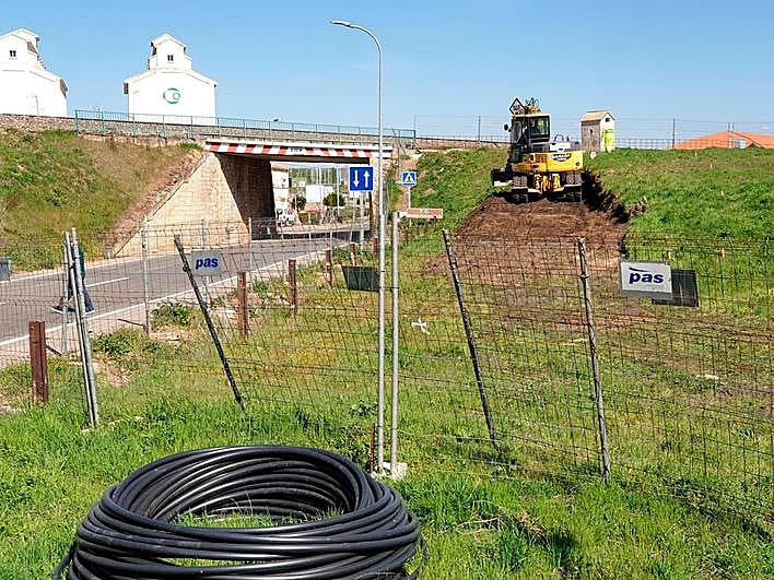 Maquinaria pesada trabajando en el nuevo paso bajo la vía.