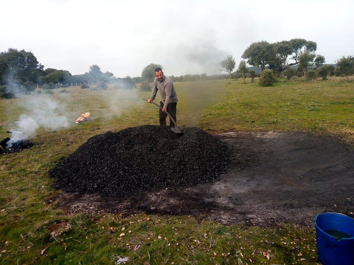 Eustaquio Martín en el monte haciendo el cisco que luego venderá en Retortillo y los pueblos cercanos al suyo. | fotos: casamar