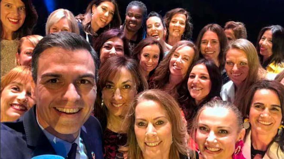 Pedro Sánchez con las ‘damas del deporte español’.