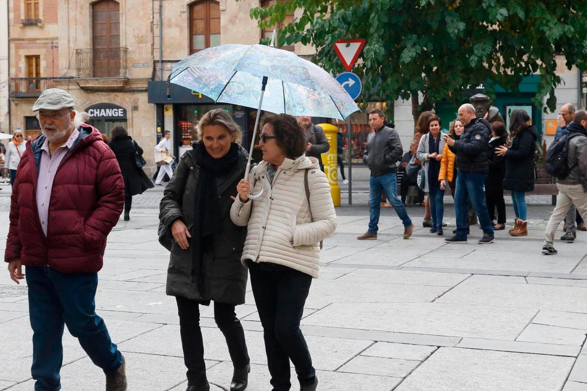 Paraguas y abrigos en el centro de Salamanca.
