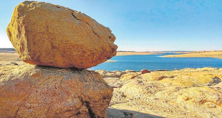 El embalse de Almendra descubre la “Cultura del Agua” del municipio que cada año baña a su antojo.