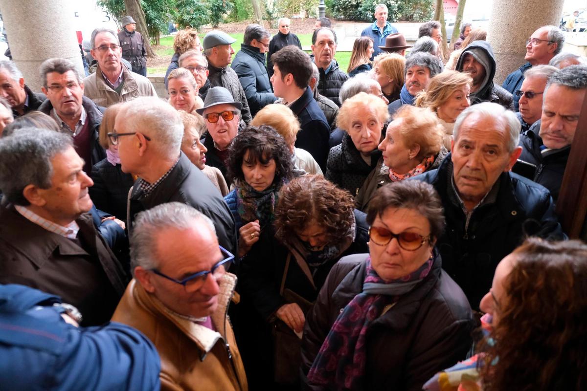 Aglomeración de gente esperando para acceder al acto de Casado en Salamanca.